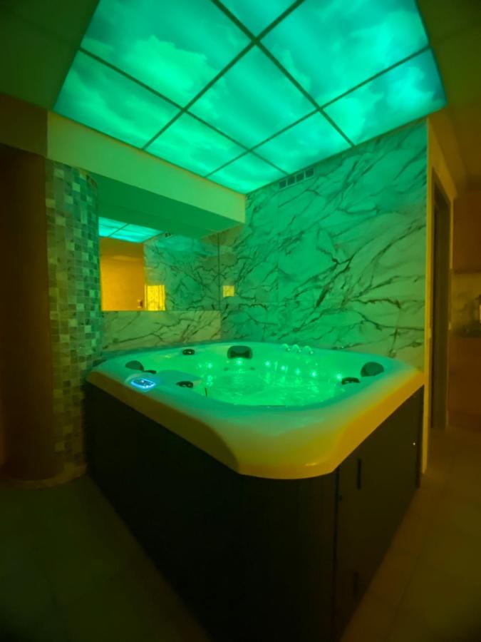 Jacuzzi Apartament Old Town Klaipeda Exterior photo